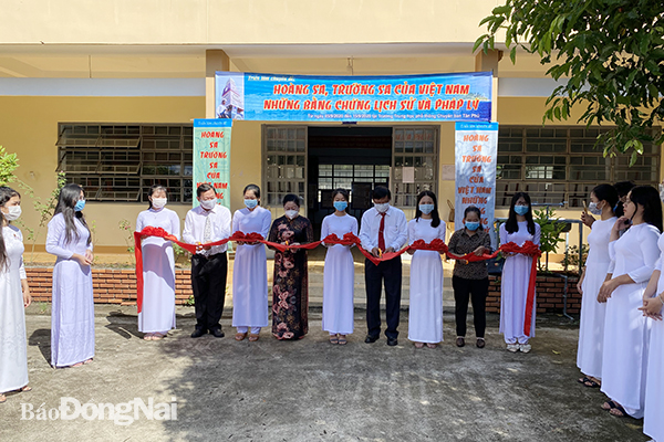 Giám đốc Sở GD-ĐT Huỳnh Lệ Giang cắt băng khai mạc triển lãm Hoàng Sa - Trường Sa là của Việt Nam tại Trường THPT Tân Phú (H.Định Quán)