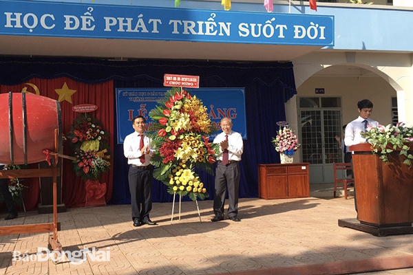 Bí thư Thành ủy Long Khánh Hồ Văn Nam chúc mừng khai giảng tại Trường THPT Long Khánh