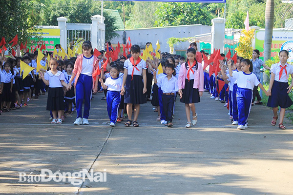 Học sinh Trường tiểu học Mạc Đĩnh Chi thực hiện nghi thức đón học sinh lớp 1 vào trường. Ảnh: T.Viên