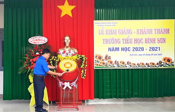Hiệu trưởng trường đánh trống khai giảng