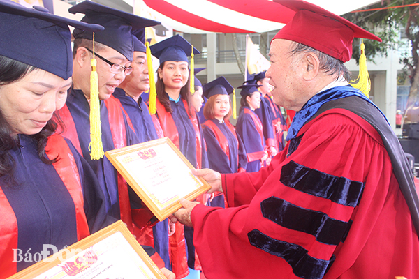 PGS-TS-NGND Huỳnh Văn Hoàng, Hiệu trưởng nhà trường khen thưởng các sinh viên giỏi.
