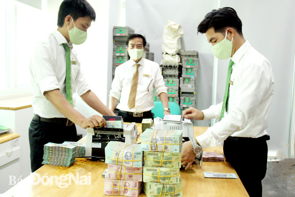 Ngành ngân hàng sẽ đẩy mạnh nguồn vốn tín dụng đối với các lĩnh vực ưu tiên, trong đó có lĩnh vực xuất nhập khẩu. Trong ảnh: Vietcombank chi nhánh Biên Hòa là một trong những ngân hàng thường xuyên tăng cường nguồn vốn cho vay đối với các doanh nghiệp xuất nhập khẩu