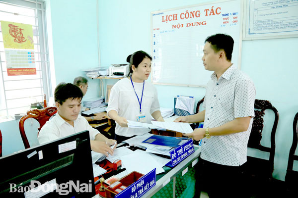 Người dân xã Gia Kiệm (H.Thống Nhất) đến giải quyết thủ tục hành chính tại UBND xã. Ảnh: C.Nghĩa