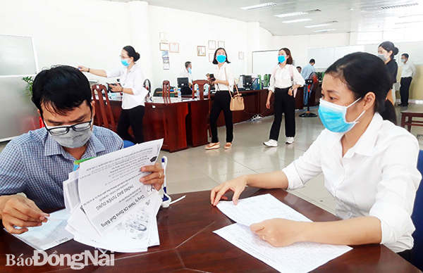 Người lao động đến tư vấn việc làm tại Trung tâm Dịch vụ việc làm Đồng Nai. Ảnh: L.Mai