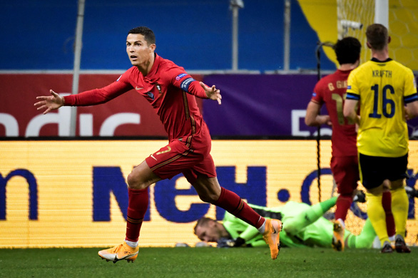 Niềm vui của Ronaldo sau khi mở tỉ số cho Bồ Đào Nha - Ảnh: REUTERS