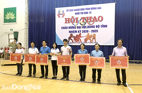 Ban tổ chức trao cờ lưu niệm cho các đơn vị tham dự giao lưu