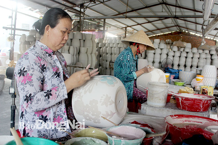Sản xuất gốm mỹ nghệ tại Công ty TNHH Hiến Nam ở P.Hóa An (TP.Biên Hòa).