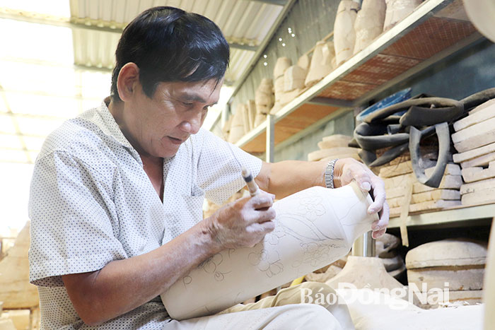 Sản xuất gốm mỹ nghệ tại Công ty TNHH Hiến Nam ở P.Hóa An (TP.Biên Hòa). Ảnh: U.NHI