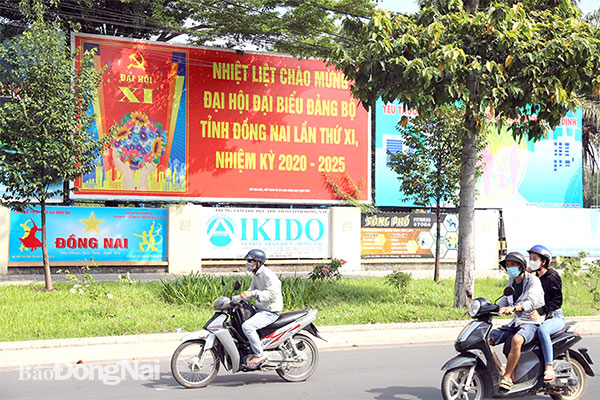 Nhiều tuyến đường của TP.Biên Hòa đã được trang trí pa-nô, băng-rôn chào mừng Đại hội đại biểu Đảng bộ tỉnh lần thứ XI. Ảnh: Huy Anh