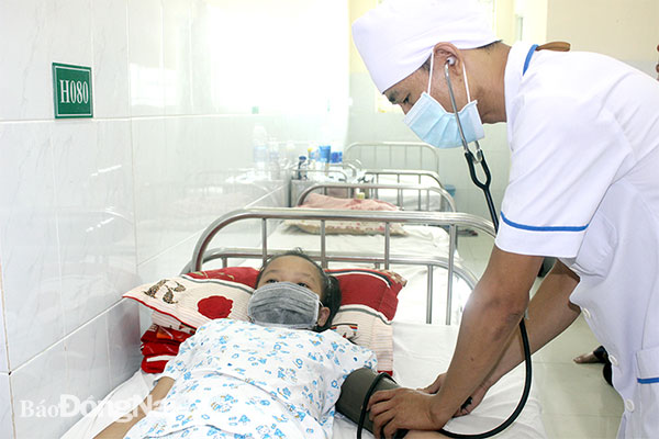 Một bệnh nhân bị mắc sốt xuất huyết lần thứ 2 đang điều trị tại Bệnh viện Nhi đồng Đồng Nai