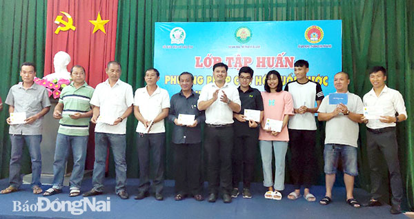 Ban tổ chức trao giấy chứng nhận hoàn thành khóa học