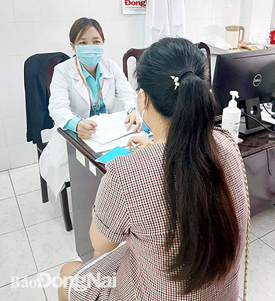 BS Vũ Thị Ngọc đang tư vấn cho phụ nữ mang thai bị nhiễm HIV. Ảnh: Thanh Tú