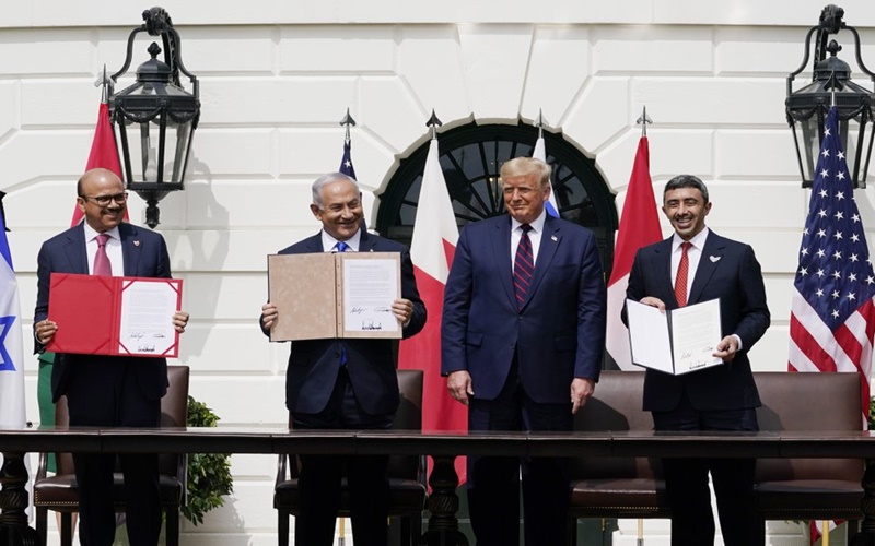 Ngoại trưởng Bahrain, Thủ tướng Israel, Tổng thống Mỹ và Ngoại trưởng UAE (từ trái sang) trong lễ ký Hiệp định Abraham tại Nhà Trắng, ngày 15-9. Ảnh: AP