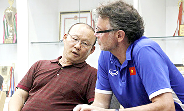 Trong đợt tập trung của 2 đội tháng 8 vừa qua, HLV Troussier từng đề nghị U.19 và U.22 Việt Nam đá giao hữu nhưng HLV Park từ chối. Ảnh: Nguyễn Lân