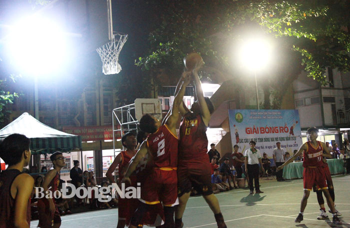 Hai đội thi đấu trong ngày khai mạc