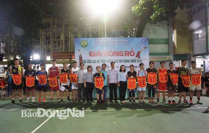 Ban tổ chức cùng đại diện các đội bóng rổ tham dự giải