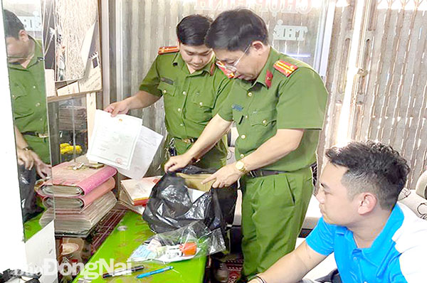 Công an P.Tam Phước (TP.Biên Hòa) kiểm tra hành chính, phát hiện một đối tượng sản xuất giấy tờ giả hoạt động trên địa bàn