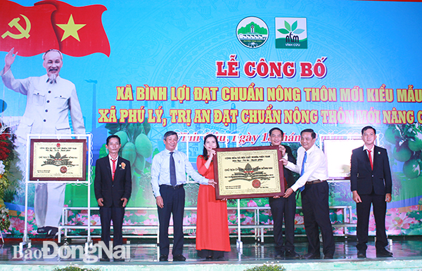 Phó Bí thư thường trực Tỉnh ủy Hồ Thanh Sơn đã trao Bằng công nhận xã đạt chuẩn nông thôn mới kiểu mẫu và số tiền thưởng 1 tỷ đồng của tỉnh cho lãnh đạo xã Bình Lợi.