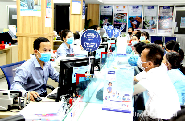 Khách hàng giao dịch tại BIDV chi nhánh Biên Hòa. Ảnh: H.Quân