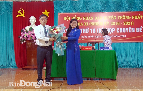  Bí thư huyện ủy Thống Nhất Bùi Thị Bích Thủy tặng hoa chúc mừng đồng chí Mai Văn Hiền, tân Chủ tịch UBND huyện