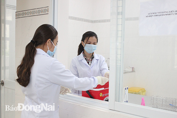 Nhân viên y tế Trung tâm Kiểm soát bệnh tật tỉnh chuẩn bị công tác xét nghiệm SARS-CoV-2.