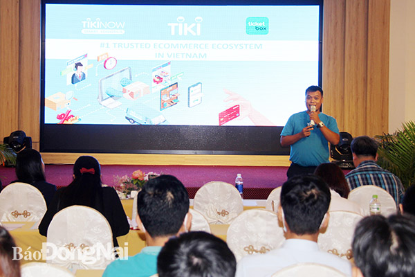Đại diện của Tiki chia sẻ những thông tin, kỹ năng về đưa sản phẩm lên sàn thương mại điện tử lớn trong một lớp tập huấn do Sở Công thương tổ chức danh cho các doanh nghiệp, HTX trong tỉnh. (Ảnh: Hải Quân)
