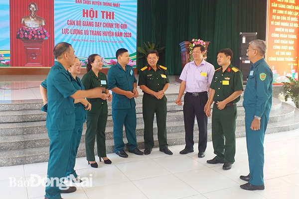 Các đồng chí trong ban giám khảo và đại biểu trao đổi bên lề hội thi