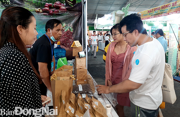 Cắt băng khai mạc chương trình kết nối cung cầu hàng hóa