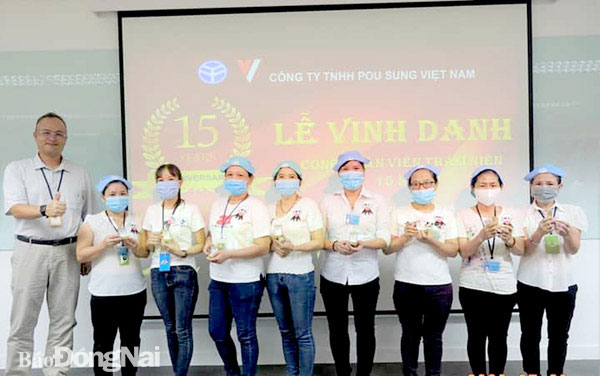 Ban giám đốc Công ty TNHH Pou Sung Việt Nam tặng quà cho công nhân lao động có đóng góp tích cực cho công ty. Ảnh: Q.Trang