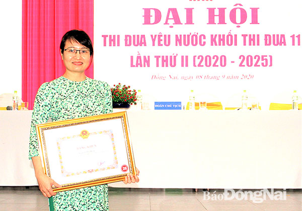 Bà Nguyễn Thị Hiên nhận bằng khen của UBND tỉnh vì có thành tích xuất sắc trong thực hiện phong trào Thi đua yêu nước giai đoạn. Ảnh: V.Truyên