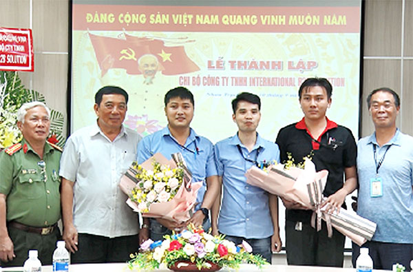 Phó bí thư thường trực Huyện ủy Nhơn Trạch Nguyễn Hữu Nghị tặng hoa chúc mừng Chi bộ công ty trong lễ thành lập