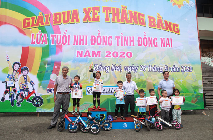 Ban tổ chức trao giải cho các bé giành thứ hạng cao nhóm 5 tuổi.