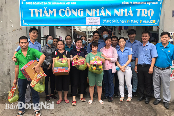  Đại diện lãnh đạo và Công đoàn cơ sở Công ty TNHH Changshin Việt Nam thăm, tặng quà cho công nhântại phòng trọ.