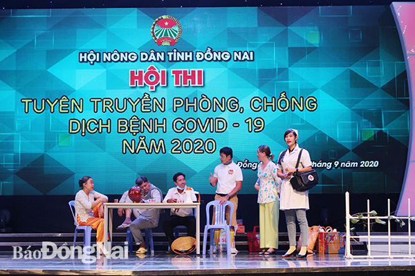 Phần thi tiểu phẩm “Chung một tấm lòng“ của đội thi Hội Nông dân H.Nhơn Trạch. Mai Nguyễn