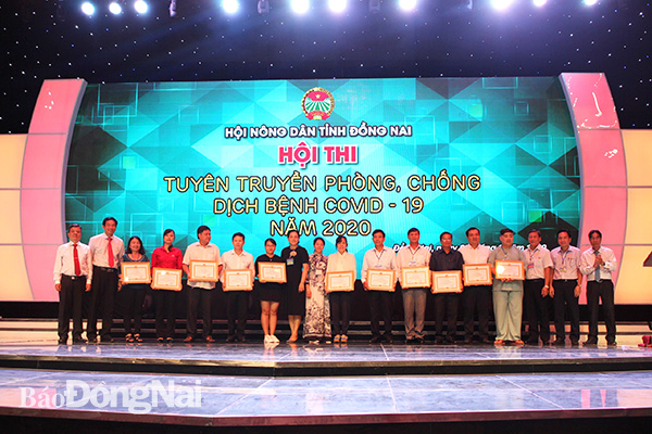 Ban tổ chức trao giải cho các đội thi. Ảnh: Mai Nguyễn