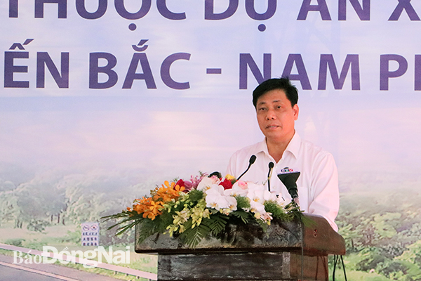 Thứ trưởng Bộ GT-VT Nguyễn Ngọc Đông phát biểu tại buổi lễ khởi công