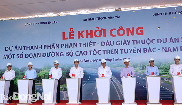Phó thủ tướng Thường trực Chính phủ Trương Hòa Bình và lãnh đạo Bộ GT-VT, lãnh đạo tỉnh Đồng Nai thực hiện nghi thức bấm nút khởi công xây dựng đường cao tốc Phan Thiết- Dầu Giây.