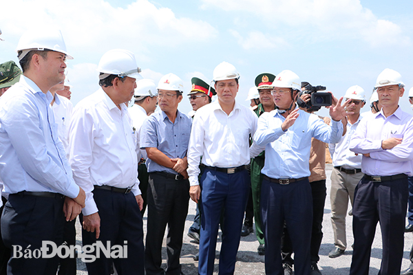 hủ tịch UBND tỉnh Cao Tiến Dũng báo cáo tiến độ xây dựng hạ tầng Khu tái định cư Lộc An- Bình Sơn với đoàn kiểm tra.