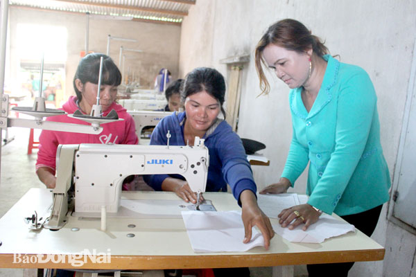 Phụ nữ dân tộc K’ho tại xã Phú Bình (H.Tân Phú) học nghề may để có việc làm ổn định. Ảnh: H.Thảo