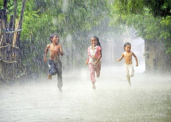 Trẻ em tắm mưa (hình minh họa). Nguồn: internet