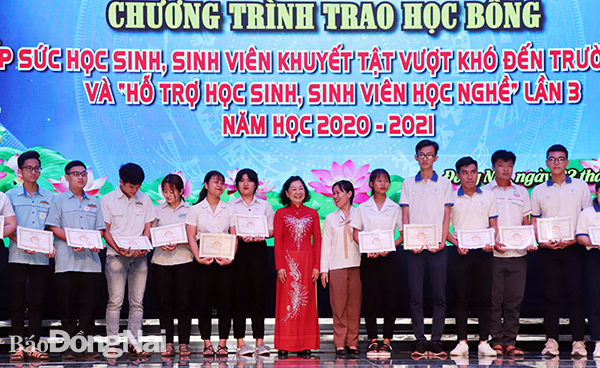 Bà Lê Trần Thiên Lý, Phó chủ tịch Hội Khuyến học tỉnh trao học bổng cho các học sinh, sinh viên học nghề có hoàn cảnh khó khăn