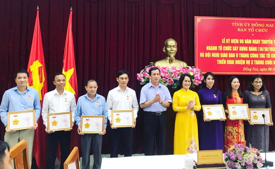 Các đồng chí lãnh đạo Ban Tổ chức Tỉnh ủy chúc mừng cán bộ, đảng viên của tỉnh được nhận Kỷ niệm chương Vì sự nghiệp công tác Tổ chức xây dựng Đảng.