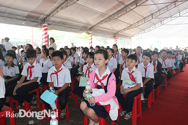 Rất đông người dân và các em học sinh đến tham dự buổi lễ phát động.