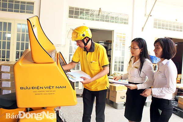 Bưu điện - cánh tay nối dài hỗ trợ tích cực người dân, doanh nghiệp về thủ tục hành chính. Ảnh: N.Hà