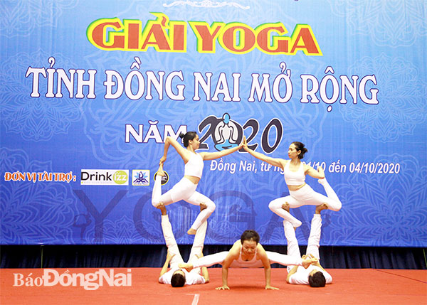 Các VĐV thi đấu nội dung yoga nghệ thuật tập thể