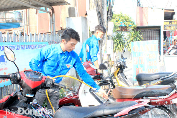 Đoàn viên, thanh niên KP.8, P.Long Bình rửa xe gây quỹ vào sáng chủ nhật hằng tuần tại Nhà văn hóa KP.8. Ảnh: C.Tú