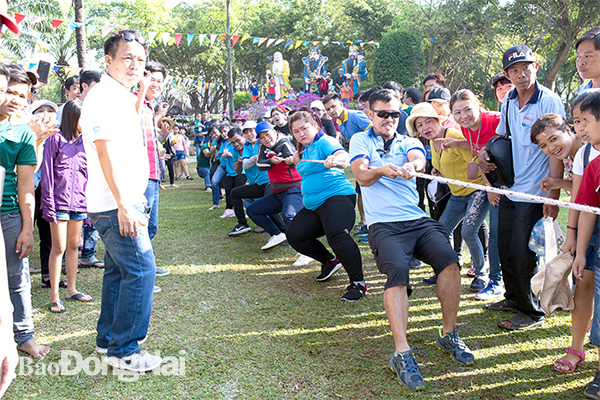 Người lao động Công ty CP Taekwang Vina Industrial (TP.Biên Hòa) tham gia hoạt động vui chơi thể thao trong chương trình Ngày hội gia đình do Công đoàn cơ sở công ty tổ chức