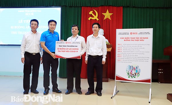 Ông Piyapong Jriyasetapong, Tổng Giám đốc Tập đoàn SCG Việt Nam và Ông Udorn Chobtham, Tổng Giám đốc Công ty cổ phần Bửu Long và SCG Ngói bê tông (bên trái) trao tặng buồng áp lực dương kháng khuẩn di động cho Sở Y tế