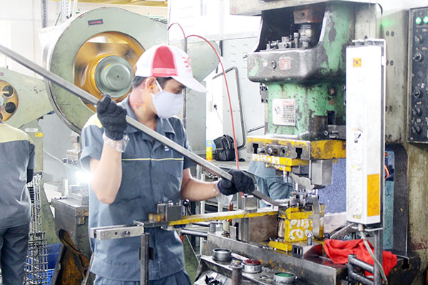 Công nhân Công ty hữu hạn Công nghiệp Boss Việt Nam trong giờ làm việc Ảnh: NGUYỄN HÒA