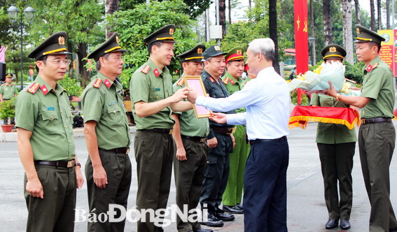 Bí thư Tỉnh ủy Nguyễn Phú Cường trao thư khen và tặng hoa cho Ban giám đốc Công an tỉnh
